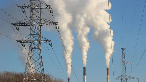 Centrale termica, il fumo del camino. Generazione, energia — Foto Stock