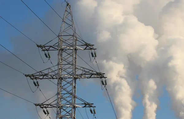 Centrale termica, il fumo del camino. Generazione, energia — Foto Stock