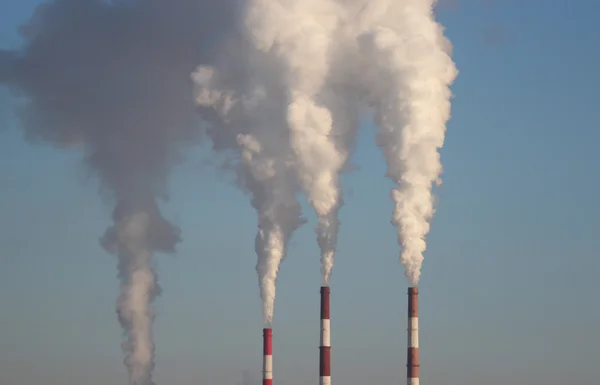 Wärmekraftwerk, Rauch aus dem Schornstein. Erzeugung, Energie — Stockfoto