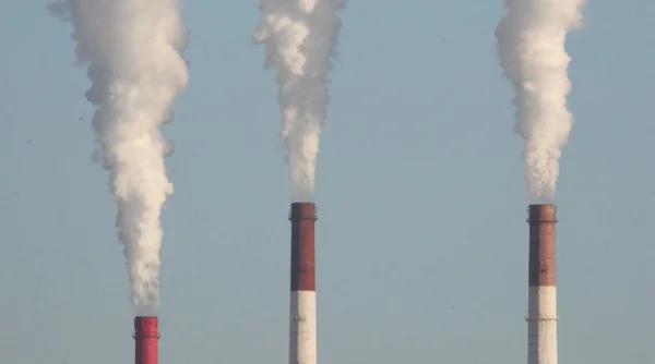 Centrale termica, il fumo del camino. Generazione, energia — Foto Stock