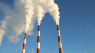 Termik santral, bacadan çıkan duman. Üretim, enerji