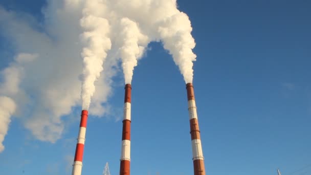 La centrale thermique, la fumée de la cheminée. Production, énergie — Video