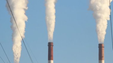 Termik santral, bacadan çıkan duman. Üretim, enerji