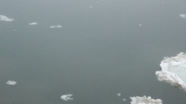 Glace flottant sur la rivière 