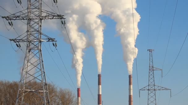 火力发电厂，烟囱冒出的烟。发电、能源 — 图库视频影像