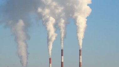 Termik santral, bacadan çıkan duman. Üretim, enerji