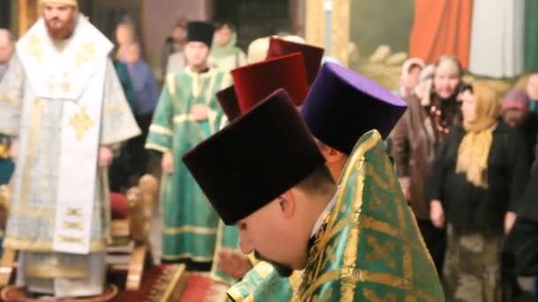 Neftekamsk, RUSIA - OCTOMBRIE 23: Liturghia într-o Biserică Ortodoxă Rusă — Videoclip de stoc