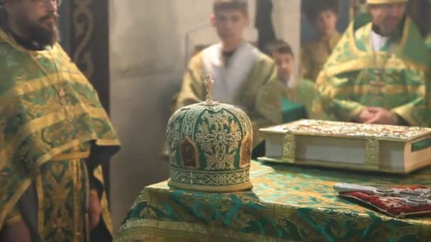 Neftekamsk, RUSIA - 23 DE OCTUBRE: Liturgia en una Iglesia ortodoxa rusa — Vídeo de stock