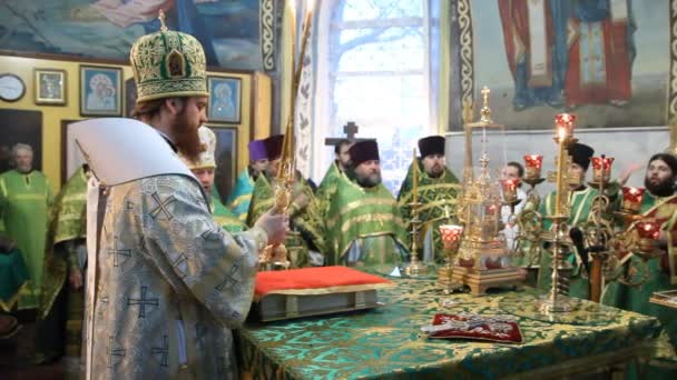Нефтекамск, РОССИЯ - 23 октября: Литургия в Русской Православной Церкви — стоковое видео