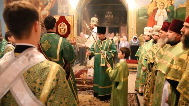 Neftekamsk, RUSSIA - OCTOBER 23: Liturgy in a Russian Orthodox Church on October 23, 2012. — Stock Video