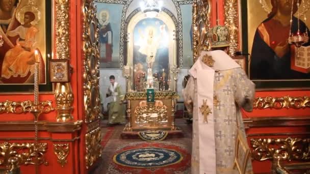 Neftekamsk, RUSIA - 23 de octubre: Liturgia en una Iglesia ortodoxa rusa, 23 de octubre de 2012 . — Vídeos de Stock