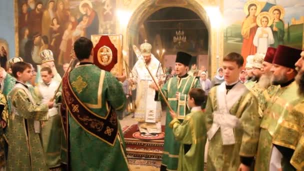 Neftekamsk, RUSIA - 23 de octubre: Liturgia en una Iglesia ortodoxa rusa, 23 de octubre de 2012 . — Vídeos de Stock
