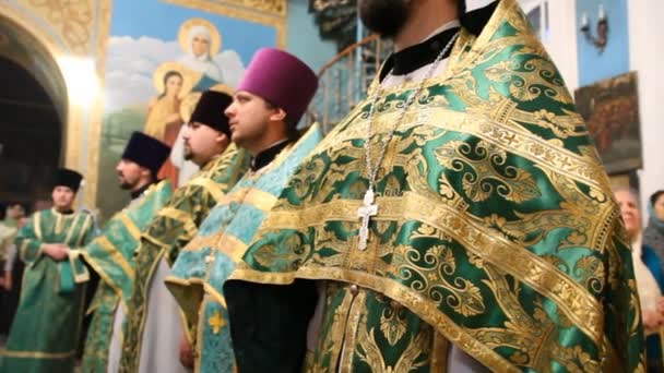 Neftekamsk, RUSIA - 23 de octubre: Liturgia en una Iglesia ortodoxa rusa, 23 de octubre de 2012 .. — Vídeos de Stock