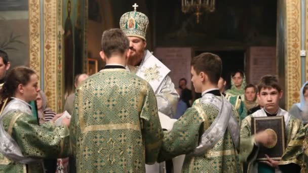 Neftekamsk, Federacja Rosyjska - 23 października: liturgia w cerkwi prawosławnej na 23 października 2012. — Wideo stockowe