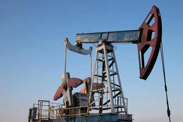 La producción de petróleo en invierno. Bombas de aceite —  Fotos de Stock