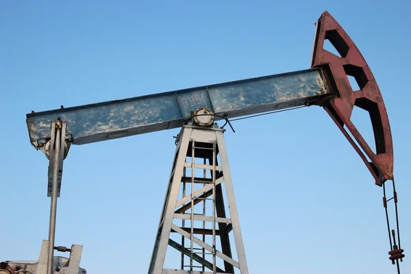 La producción de petróleo en invierno. Bombas de aceite —  Fotos de Stock