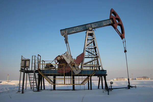 Oil production in the winter. oil pumps — Stock Photo, Image