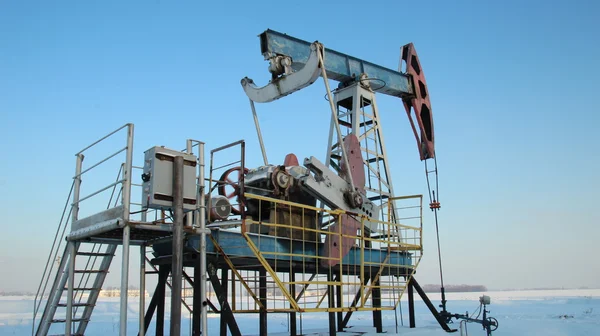 Oil production in the winter. oil pumps — Stock Photo, Image