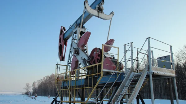 Oil production in the winter. oil pumps — Stock Photo, Image