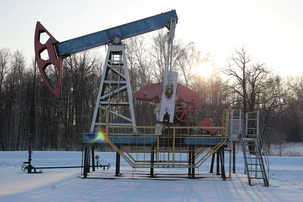 La producción de petróleo en invierno. Bombas de aceite — Foto de Stock