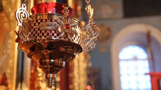Russisch-orthodoxe Kirche. Innenraum, Ikonen, Kerze, Leben — Stockvideo