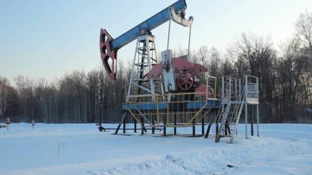 Oljeproduktionen under vintern. oljepumpar — Stockvideo