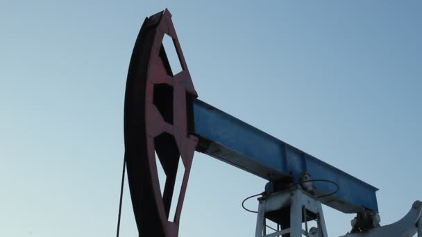 冬の石油生産。油ポンプ — ストック動画