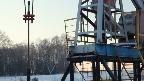 Oljeproduktionen under vintern. oljepumpar — Stockvideo