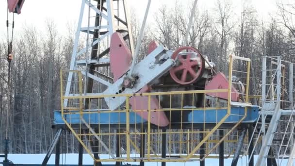 Oil production in the winter. Oil pumps — Stock Video