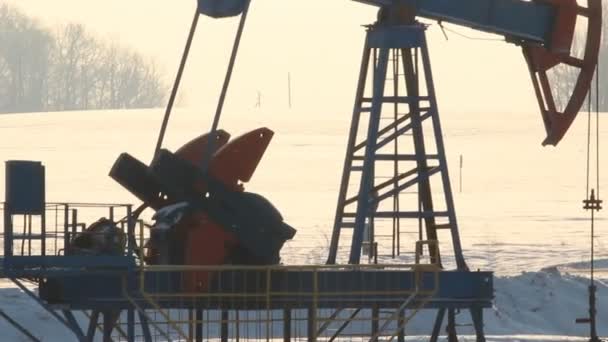 在冬天的石油生产。油泵 — 图库视频影像