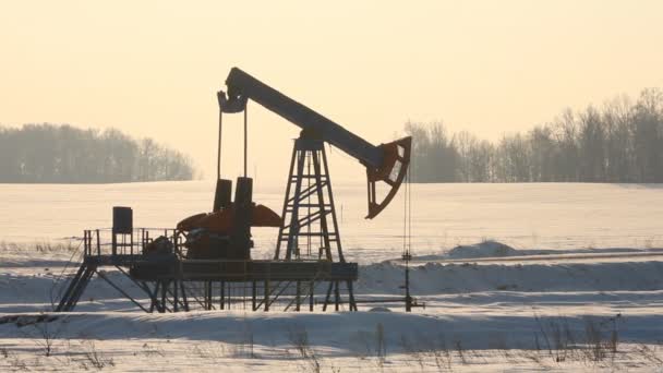 Produção de petróleo no inverno. Bombas de óleo — Vídeo de Stock