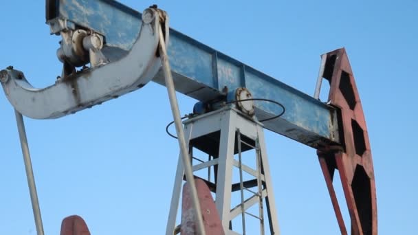 Produkce ropy v zimě. olejová čerpadla — Stock video