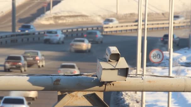 Photofixierung beschleunigt. Geschwindigkeitsradar auf der Straße — Stockvideo