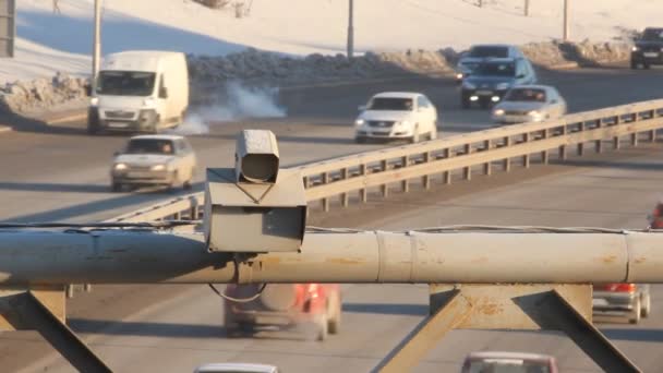 Photofixation versnellen. snelheid radar op de weg — Stockvideo