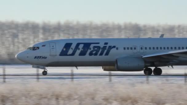 Ufa, russland - dez 15: flugzeug am flughafen in ufa am dez 15, 2012 in ufa, russland. — Stockvideo