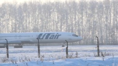Ufa, Rusya Federasyonu - 15 Aralık: 15 Aralık 2012 tarihinde ufa ufa, Rusya içinde havaalanında uçak.
