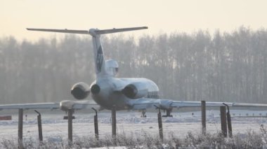 Ufa, Rusya Federasyonu - 15 Aralık: 15 Aralık 2012 tarihinde ufa ufa, Rusya içinde havaalanında uçak.