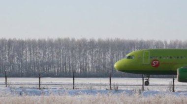 Ufa, Rusya Federasyonu - 15 Aralık: 15 Aralık 2012 tarihinde ufa ufa, Rusya içinde havaalanında uçak.