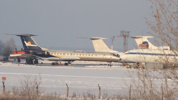 УФА, РОССИЯ - 15 декабря: Самолеты в аэропорту Уфы 15 декабря 2012 года в УФА, Россия . — стоковое видео