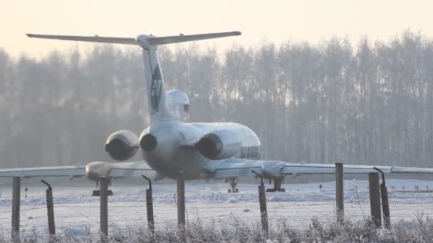 UFA, RUSSIA - 15 de dezembro: Aeronaves no aeroporto de Ufa em 15 de dezembro de 2012 na UFA, Rússia . — Vídeo de Stock