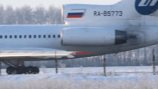 Ufa, Rusland - 15 december: vliegtuigen op de luchthaven in ufa op 15 december 2012 in ufa, Rusland. — Stockvideo