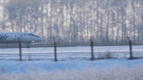 ウファ、ロシア - 12 月 15 日: 2012 年 12 月 15 日にウファ、ロシアのウファの空港で航空機. — ストック動画