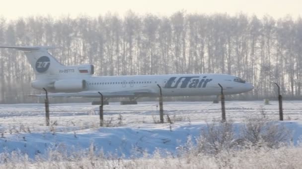 乌发、 俄罗斯 — — 12 月 15 日： 在乌法的但在 2012 年 12 月 15 日在乌法，俄罗斯机场的飞机. — 图库视频影像