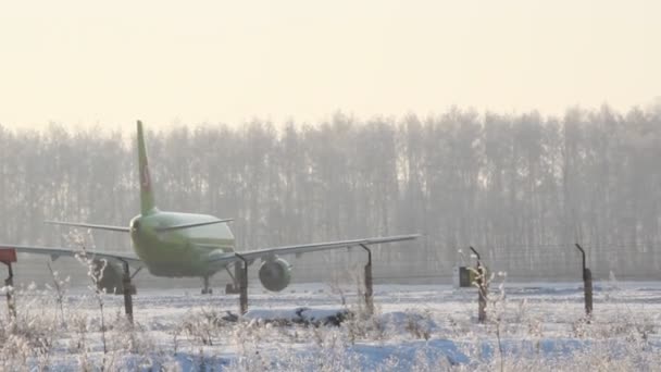 우파, 러시아-12 월 15 일: 우파, 러시아에 2012 년 12 월 15 일 우파에서 공항에서 항공기. — 비디오