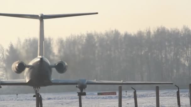 UFA, RUSSIE - 15 décembre : Avion à l'aéroport d'Oufa le 15 décembre 2012 à UFA, Russie . — Video