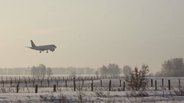 UFA, RUSSIA - 15 de dezembro: Aeronaves no aeroporto de Ufa em 15 de dezembro de 2012 na UFA, Rússia . — Vídeo de Stock