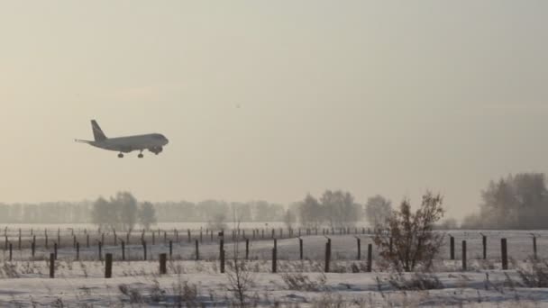 Ufa, Rusland - 15 december: vliegtuigen op de luchthaven in ufa op 15 december 2012 in ufa, Rusland. — Stockvideo