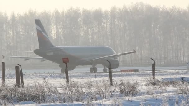 Ufa, Rusland - 15 december: vliegtuigen op de luchthaven in ufa op 15 december 2012 in ufa, Rusland. — Stockvideo