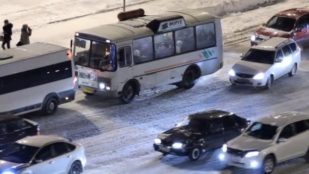 The flow of vehicles in the city. Road, winter — Stock Video