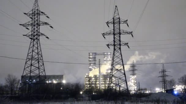 Ölanlage in der Nacht. Ölraffination — Stockvideo